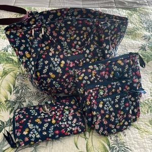 Like new Glenna! Perfect for spring!!! Ships same or next day!!🌷🌸🌺💐